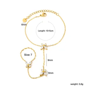 Gros plan du bracelet de doigt papillon en acier inoxydable plaqué or avec dimensions