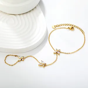 Gros plan détaillé du bracelet à doigt plaqué or avec motifs floraux en zircons
