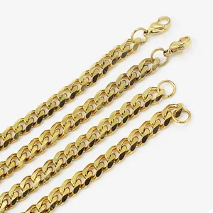 Close-up van de gedetailleerde schakels van een 7mm goudvergulde roestvrijstalen ketting