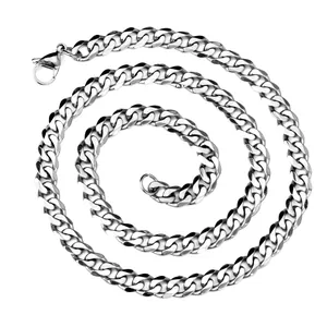 Detail van een 7 mm roestvrijstalen schakelketting met zeshoekige slijping en glanzende afwerking