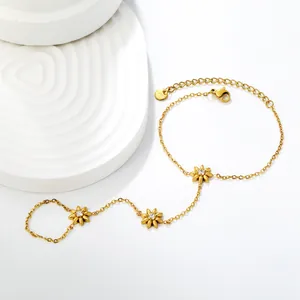 Gros plan d'un bracelet de doigt en acier inoxydable doré avec breloques étoiles