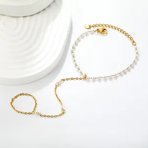 Détail d'un élégant bracelet de doigt plaqué or avec de délicates perles blanches