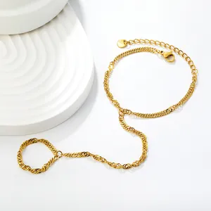 Détail d'un bracelet bague en acier inoxydable plaqué or au design élégant