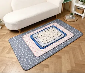 Alfombrillas lavables para mascotas de varios tamaños apiladas en el suelo