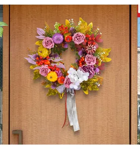 Herbstliche künstliche Kürbis-Rosen-Kranz Detailansicht, Farmhouse Tür Dekoration Szene.