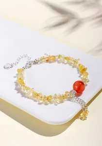 Dettaglio del bracciale in citrina naturale con perla di agata rossa e nappe argento.