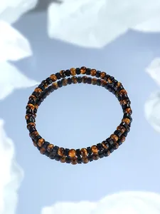 Vista detallada de una pulsera de cuentas de ojo de tigre amarillo de 4 mm sobre un espejo.