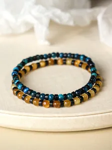 Primer plano de pulseras de cuentas de ojo de tigre azul y amarillo de 4 mm