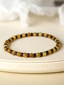 Vista detallada de cuentas de ojo de tigre amarillo de 4mm y espaciadores negros pulsera