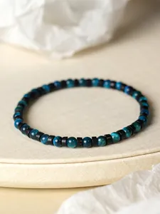 Vista macro detallada de pulsera con cuentas de ojo de tigre azul de 4 mm y brillo