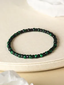 Primer plano detallado de pulsera con cuentas de ojo de tigre verde de 4mm y acentos negros