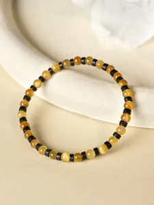 Vista detallada de cuentas de ojo de tigre amarillo de 4 mm y espaciadores negros en pulsera