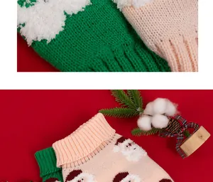 Dettaglio maglione natalizio per animali con trama a maglia morbida e Babbo Natale