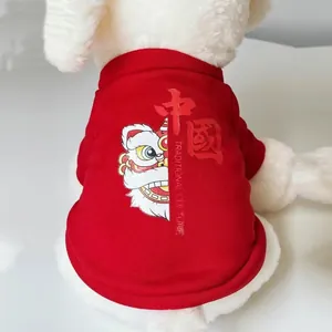Detailansicht des roten Haustier-Sweatshirts mit traditionellem chinesischem Löwentanz-Print