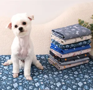 Empapadores lavables y reutilizables para mascotas con un perro blanco pequeño en la alfombra