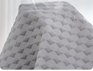 Detailansicht der atmungsaktiven 3D-gesteppten Netzstruktur dieser grauen Haustiermatte