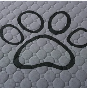 Primer plano detallado del tapete acolchado gris para mascotas con huella negra