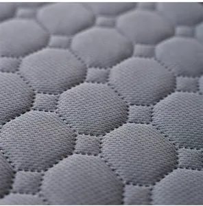 Vista macro de la textura de tela acolchada gris de un empapador absorbente para mascotas