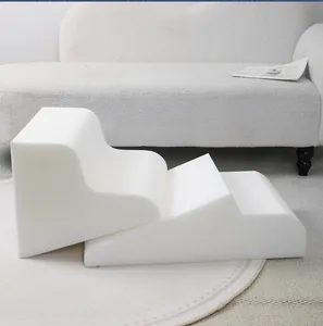 Vue détaillée des escaliers en mousse blanche pour animaux, pour lit ou canapé.