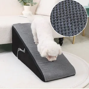Zoom sur la texture antidérapante d'une rampe en mousse grise pour chiens et chats
