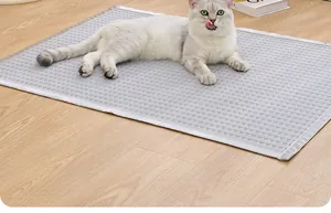 Graue Haustierschlafmatte mit Katze auf Holzboden, Rautenmuster-Textur
