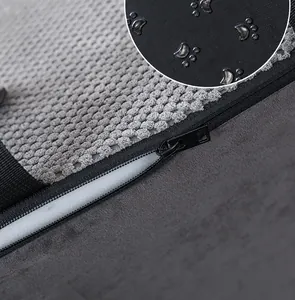 Gros plan sur le zip robuste et les motifs de pattes antidérapants du tissu d'escalier.