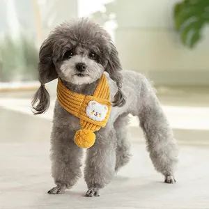 Simpatica sciarpa gialla in maglia per animali con orsetto e pompon per cani piccoli