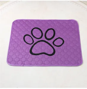 Detalle del diseño de huella en el empapador lavable morado para mascotas absorbente