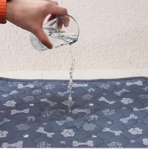 Primer plano que demuestra la superficie impermeable del empapador lavable azul para perros