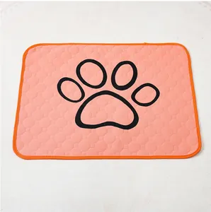 Vista detallada del tapete absorbente rosa para mascotas con estampado de huella