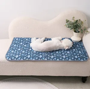 Vista detallada de una alfombra lavable azul para mascotas con dibujos animados en sofá blanco