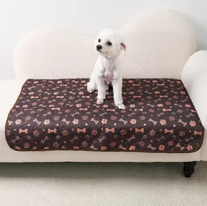 Alfombra impermeable y lavable para mascotas en el sofá con un perro blanco pequeño
