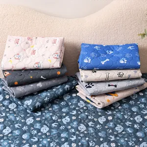 Pila de varias alfombrillas impermeables para mascotas lavables y reutilizables.
