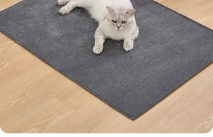 Langlebige graue Haustiermatte für Hunde und Katzen auf Holzfußboden mit weißer Katze.