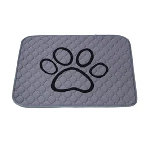 Alfombrilla lavable y absorbente para entrenamiento de mascotas con huella negra