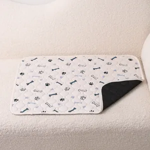 Almohadilla lavable y reutilizable para pipí de perro con estampados en el sofá