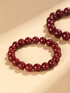 Detaillierte Nahaufnahme eines roten Natur-Zinnober-Armbands mit Mineralstruktur