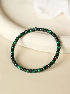 Primer plano de una pulsera de cuentas de ojo de tigre verde de 4mm con separadores.