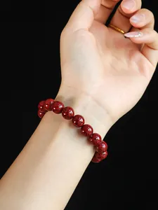 Detaillierte Makroaufnahme eines Armbands aus natürlichen roten Zinnober-Kristallperlen