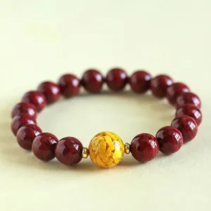 Natürliches rotes Zinnober-Kristallarmband mit einer goldenen Glücksperle für Glück