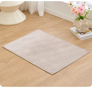 Detailansicht der weichen, beigen rechteckigen Haustiermatte auf hellem Holzboden im Zimmer