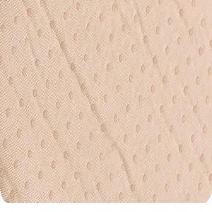 Gros plan de la texture à picots antidérapants sur le tapis respirant beige pour animaux