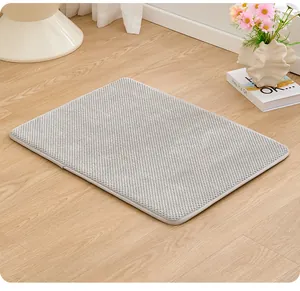 Vue détaillée d'un tapis antidérapant gris pour animaux sur un sol en bois clair