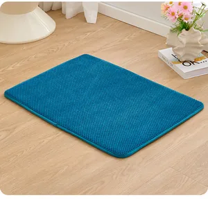 Tapis antidérapant bleu texturé pour animaux de compagnie sur sol en bois clair