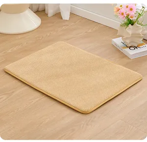 Vue détaillée de la texture en maille alvéolée respirante de ce tapis beige pour animaux