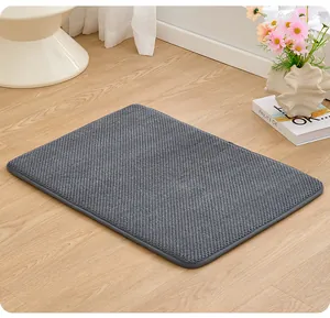 Tapis antidérapant gris doux avec surface texturée pour chiens et chats au sol