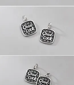 Detail eines S925 Sterling Silber Anhängers mit Good Luck Gravur in Vintage-Optik