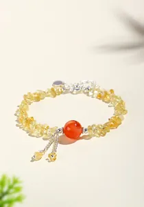 Dettaglio del bracciale in frammenti di citrina con perla di corniola rossa e catena argento