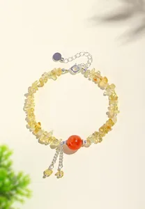 Dettaglio macro di perle di citrino giallo e agata rossa del sud arancione