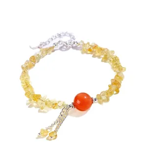 Bracciale fatto a mano in schegge di citrino naturale con una perla centrale in agata corniola